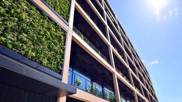 Ön cephesinde bitkiler olan yeşil ofis binası. Ekoloji ve yeşil yaşam şehirde, kentsel çevre kavramı. Çevre mimarisi. 