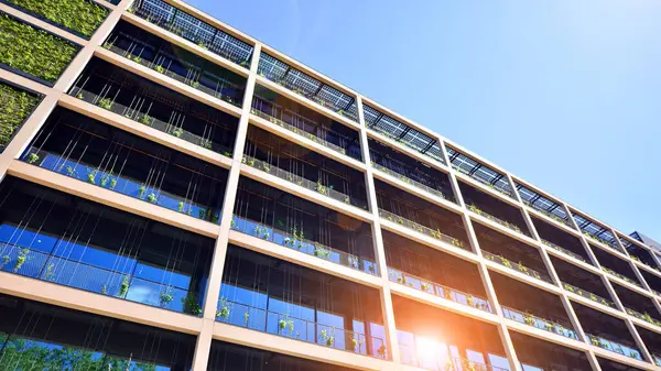 Ön cephesinde bitkiler olan yeşil ofis binası. Ekoloji ve yeşil yaşam şehirde, kentsel çevre kavramı. Çevre mimarisi. 