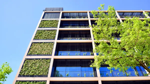 Ağaçlı modern şehir ekonomi bürosu binası. Modern mimari cephesinin detaylı görüntüleri, iş kavramları. Çevre. Modern bina ve ağaçlar, çift pozlama.