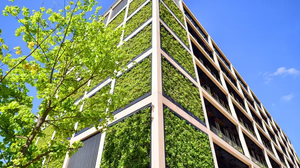 Ağaçlı modern şehir ekonomi bürosu binası. Modern mimari cephesinin detaylı görüntüleri, iş kavramları. Çevre. Modern bina ve ağaçlar, çift pozlama.