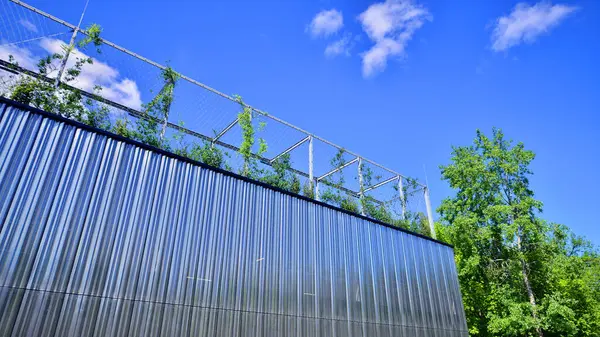 Modern metal levha ön cephe depolama binasının mimari detayları.