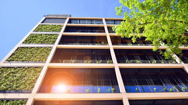 Ağaçlı modern şehir ekonomi bürosu binası. Modern mimari cephesinin detaylı görüntüleri, iş kavramları. Çevre. Modern bina ve ağaçlar, çift pozlama.