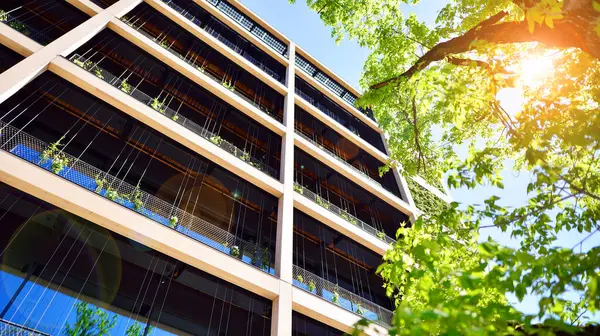 Ağaçlı modern şehir ekonomi bürosu binası. Modern mimari cephesinin detaylı görüntüleri, iş kavramları. Çevre. Modern bina ve ağaçlar, çift pozlama.