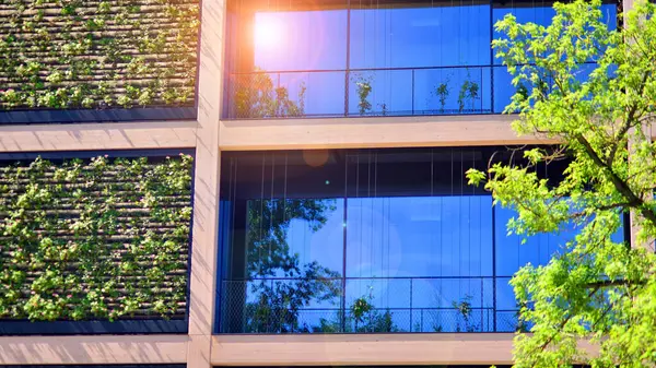 Ağaçlı modern şehir ekonomi bürosu binası. Modern mimari cephesinin detaylı görüntüleri, iş kavramları. Çevre. Modern bina ve ağaçlar, çift pozlama.