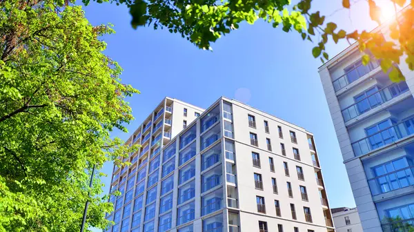 Eko apartmanı enerji ve temiz hava tasarrufu yapıyor. Yeşil bölgedeki modern apartman blokları, konut ve lüks ev kompleksi. 