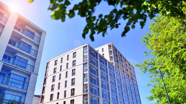 Eko apartmanı enerji ve temiz hava tasarrufu yapıyor. Yeşil bölgedeki modern apartman blokları, konut ve lüks ev kompleksi. 