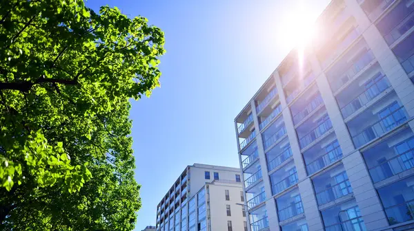 Eko apartmanı enerji ve temiz hava tasarrufu yapıyor. Yeşil bölgedeki modern apartman blokları, konut ve lüks ev kompleksi. 