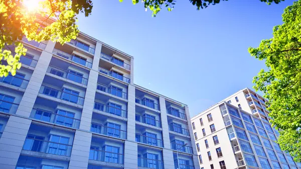 Eko apartmanı enerji ve temiz hava tasarrufu yapıyor. Yeşil bölgedeki modern apartman blokları, konut ve lüks ev kompleksi. 