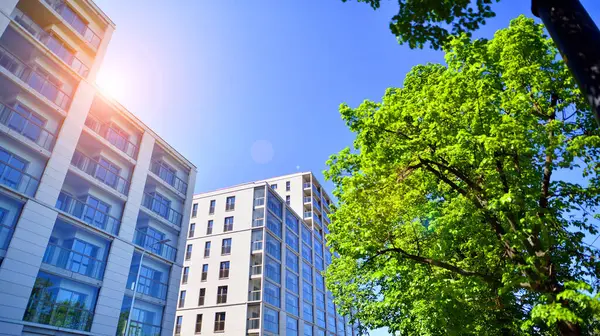 Eko apartmanı enerji ve temiz hava tasarrufu yapıyor. Yeşil bölgedeki modern apartman blokları, konut ve lüks ev kompleksi. 