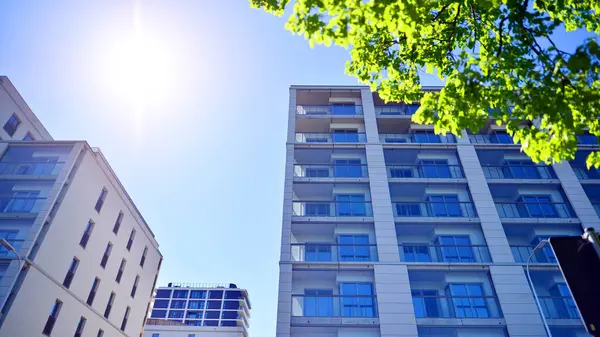 Eko apartmanı enerji ve temiz hava tasarrufu yapıyor. Yeşil bölgedeki modern apartman blokları, konut ve lüks ev kompleksi. 