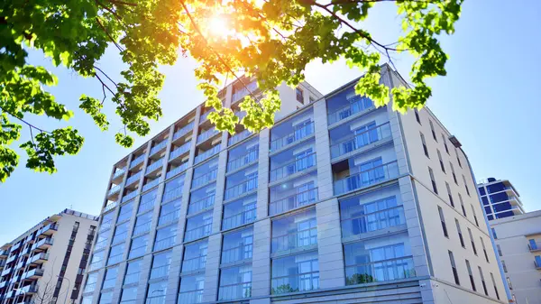 Eko apartmanı enerji ve temiz hava tasarrufu yapıyor. Yeşil bölgedeki modern apartman blokları, konut ve lüks ev kompleksi. 