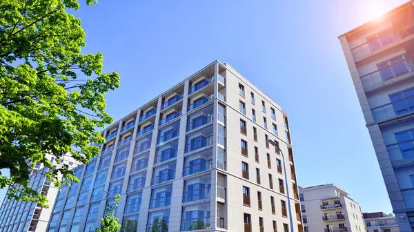 Eko apartmanı enerji ve temiz hava tasarrufu yapıyor. Yeşil bölgedeki modern apartman blokları, konut ve lüks ev kompleksi. 