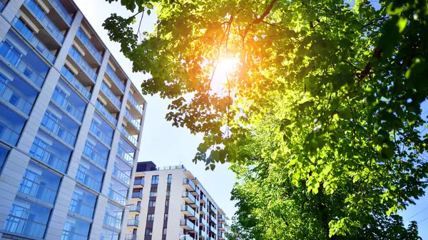 Eko apartmanı enerji ve temiz hava tasarrufu yapıyor. Yeşil bölgedeki modern apartman blokları, konut ve lüks ev kompleksi. 