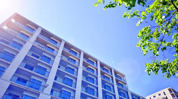 Eko apartmanı enerji ve temiz hava tasarrufu yapıyor. Yeşil bölgedeki modern apartman blokları, konut ve lüks ev kompleksi. 