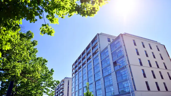 Eko apartmanı enerji ve temiz hava tasarrufu yapıyor. Yeşil bölgedeki modern apartman blokları, konut ve lüks ev kompleksi. 