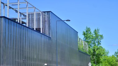 Modern metal levha ön cephe depolama binasının mimari detayları.