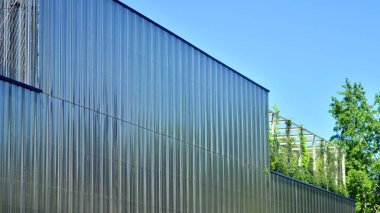 Modern metal levha ön cephe depolama binasının mimari detayları.