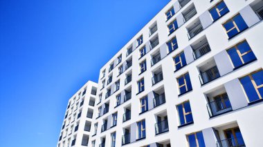 Yeni, modern apartman kompleksi. Modern apartmanın dış görünüşü. Yeni inşaat dairesi ya da apartman kompleksi.