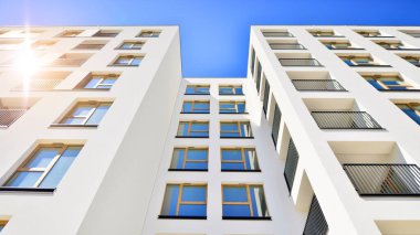 Yeni, modern apartman kompleksi. Modern apartmanın dış görünüşü. Yeni inşaat dairesi ya da apartman kompleksi.