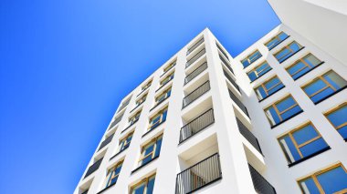 Yeni, modern apartman kompleksi. Modern apartmanın dış görünüşü. Yeni inşaat dairesi ya da apartman kompleksi.