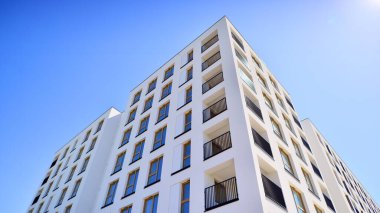 Yeni, modern apartman kompleksi. Modern apartmanın dış görünüşü. Yeni inşaat dairesi ya da apartman kompleksi.