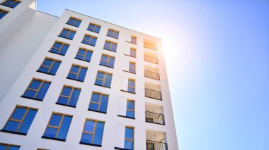 Yeni, modern apartman kompleksi. Modern apartmanın dış görünüşü. Yeni inşaat dairesi ya da apartman kompleksi.