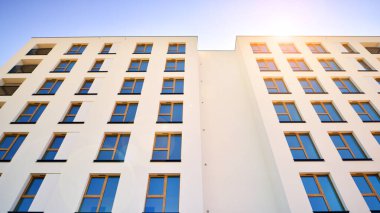 Yeni, modern apartman kompleksi. Modern apartmanın dış görünüşü. Yeni inşaat dairesi ya da apartman kompleksi.