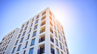 Yeni, modern apartman kompleksi. Modern apartmanın dış görünüşü. Yeni inşaat dairesi ya da apartman kompleksi.