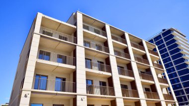 Yeni, modern apartman kompleksi. Modern apartmanın dış görünüşü. Yeni inşaat dairesi ya da apartman kompleksi.