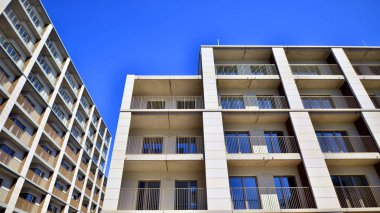 Yeni, modern apartman kompleksi. Modern apartmanın dış görünüşü. Yeni inşaat dairesi ya da apartman kompleksi.