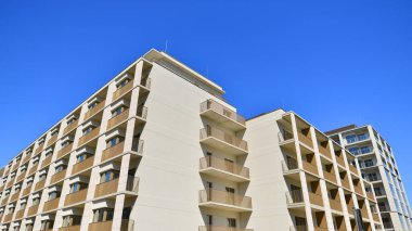 Yeni, modern apartman kompleksi. Modern apartmanın dış görünüşü. Yeni inşaat dairesi ya da apartman kompleksi.