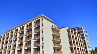 Yeni, modern apartman kompleksi. Modern apartmanın dış görünüşü. Yeni inşaat dairesi ya da apartman kompleksi.