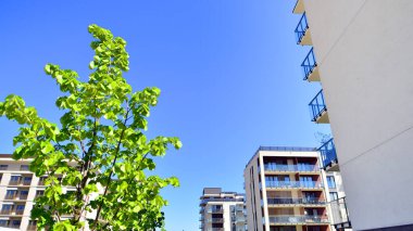 Eko apartmanı enerji ve temiz hava tasarrufu yapıyor. Yeşil bölgedeki modern apartman blokları, konut ve lüks ev kompleksi. 