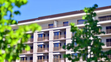 Eko apartmanı enerji ve temiz hava tasarrufu yapıyor. Yeşil bölgedeki modern apartman blokları, konut ve lüks ev kompleksi. 