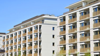 Yeni, modern apartman kompleksi. Modern apartmanın dış görünüşü. Yeni inşaat dairesi ya da apartman kompleksi.