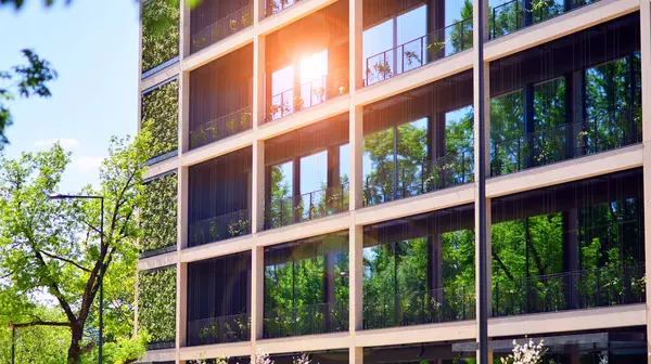 Ağaçlı modern şehir ekonomi bürosu binası. Modern mimari cephesinin detaylı görüntüleri, iş kavramları. Çevre. Modern bina ve ağaçlar, çift pozlama.