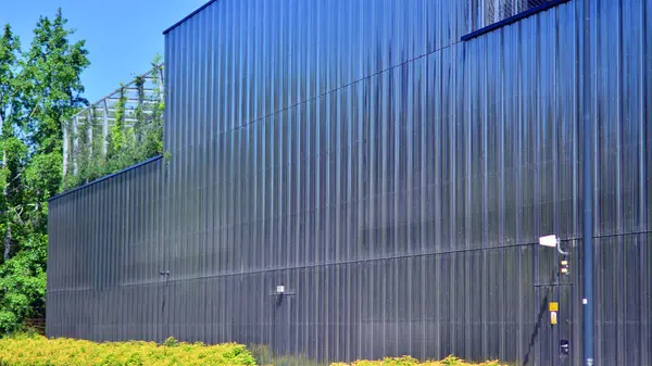 Modern metal levha ön cephe depolama binasının mimari detayları.