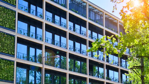 Ağaçlı modern şehir ekonomi bürosu binası. Modern mimari cephesinin detaylı görüntüleri, iş kavramları. Çevre. Modern bina ve ağaçlar, çift pozlama.