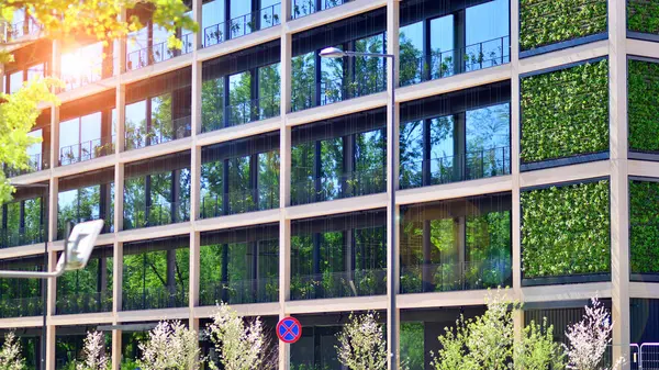 Ağaçlı modern şehir ekonomi bürosu binası. Modern mimari cephesinin detaylı görüntüleri, iş kavramları. Çevre. Modern bina ve ağaçlar, çift pozlama.