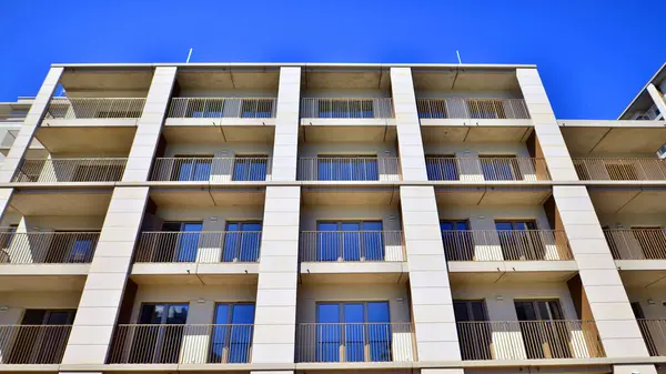 Yeni, modern apartman kompleksi. Modern apartmanın dış görünüşü. Yeni inşaat dairesi ya da apartman kompleksi.