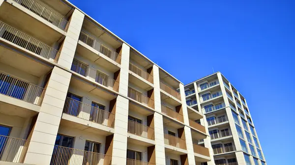 Yeni, modern apartman kompleksi. Modern apartmanın dış görünüşü. Yeni inşaat dairesi ya da apartman kompleksi.