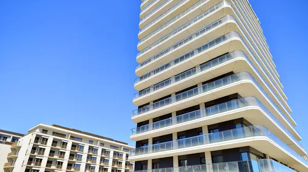 Yeni, modern apartman kompleksi. Modern apartmanın dış görünüşü. Yeni inşaat dairesi ya da apartman kompleksi.
