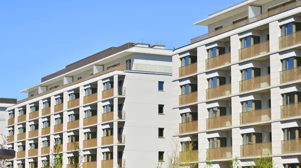 Yeni, modern apartman kompleksi. Modern apartmanın dış görünüşü. Yeni inşaat dairesi ya da apartman kompleksi.