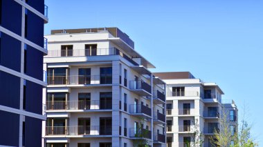 Yeni, modern apartman kompleksi. Modern apartmanın dış görünüşü. Yeni inşaat dairesi ya da apartman kompleksi.