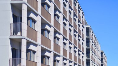 Yeni, modern apartman kompleksi. Modern apartmanın dış görünüşü. Yeni inşaat dairesi ya da apartman kompleksi.