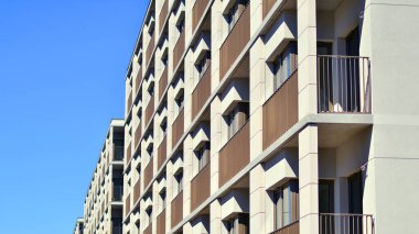 Yeni, modern apartman kompleksi. Modern apartmanın dış görünüşü. Yeni inşaat dairesi ya da apartman kompleksi.