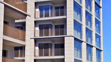Yeni, modern apartman kompleksi. Modern apartmanın dış görünüşü. Yeni inşaat dairesi ya da apartman kompleksi.