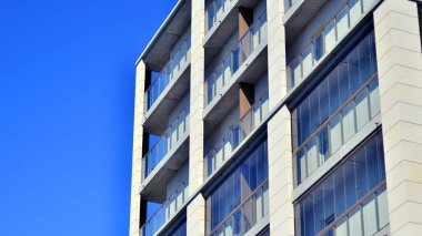 Yeni, modern apartman kompleksi. Modern apartmanın dış görünüşü. Yeni inşaat dairesi ya da apartman kompleksi.