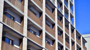 Yeni, modern apartman kompleksi. Modern apartmanın dış görünüşü. Yeni inşaat dairesi ya da apartman kompleksi.