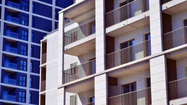 Yeni, modern apartman kompleksi. Modern apartmanın dış görünüşü. Yeni inşaat dairesi ya da apartman kompleksi.